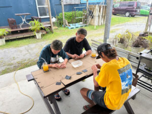 沖縄天然夜光貝のお守り作り体験