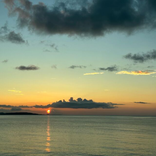 昨日の夕陽✨✨
毎日、皆様お疲れ様です💖

🌺おきなわ彩発見NEXT利用可能（紙・アプリOK）
https://okinawasaihakkennext.com

#夕陽

🌻やんばる国立公園に指定された沖縄本島最北端の国頭村（くにがみそん）奥間（おくま）を中心に、亜熱帯の森やんばるの大自然の魅力を感じていただけるようなマリンアクティビティ・エコツアー、もの作りなど様々なメニューを用意しています。

📸✨全ツアー写真撮影無料
ツアー終了後、後日ファイル転送サービスにて写真をお送りしております📩また、撮影させて頂いたお写真やその他の沖縄でのお好きな写真をエコバッグやTシャツにショップでプリント💖1枚あたり約10分で作れますよ🌈思い出をそのままお持ち帰りください😉割引あり✨
🛒https://okinawa-photogoods.net/

🌴ショップインフォメーション
遠方から来られるお客様も安心してご参加頂けます。ウェットスーツ等のレンタルも無料ですので、持ち物は水着と着替えがあれば手ぶらでオッケーです👌
・受付施設　・更衣室　・シャワー（シャンプー、リンス、ボディーソープ完備）　・タオル　・トイレ　・無料駐車場

🐠✨詳しくはトップ画面のホームページからご覧ください❣️また、各ツアーページにある【体験のお申し込みはコチラ】よりご予約をお願い致します✨空き状況等を確認後、ご予約確認メールをお送りしております😊ご不明な点がございましたらお気軽にご連絡ください。

🥩🍻オクマナビ
炭焼きBBQ🍖 CAFE🍧 居酒屋🍺✨

釣った魚を食べたい🐟とういうお客様の声にお答えし飲食店をオープン🥳アグーしゃぶしゃぶや牛もつ鍋、沖縄料理も多数ご用意‼️バーベキューガーデンやウッドデッキにてお食事が可能です🍻沖縄ならではの島野菜やお肉等、お客様に喜んでいただけるようなメニューをご提供しております😆新年会、忘年会、イベント、パーティーなどの貸し切りプランも承ります👌
https://okumanavi-cafe.net

🏝#スタッフ募集 
マリンアクティビティ、エコツアーのインストラクター、ガイドの常勤又は単発アルバイト✨ご興味がございましたら、ご予約の上、一度ショップにお越し頂ければ幸いです✨一緒に楽しんでお客様とゆんたくしていだだけるスタッフを募集中です😊
https://okuma-navi.net/employment_offers/

#沖縄 #沖縄旅行 #沖縄観光 #沖縄大好き #沖縄北部 #国頭村 #オクマ #奥間 #やんばる #リゾート #マリンショップ #マリンアクティビティ #BBQ #バーベキュー #居酒屋 #オクマが好きな人 #オクマLove #オクマナビ #予約制 #事前予約 #世界自然遺産