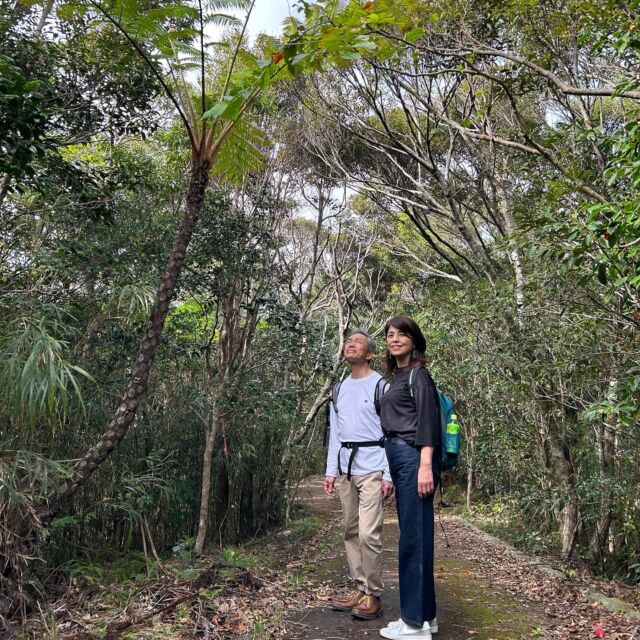 2024年1月19日（金）☀️ハレクラニ🏨にご宿泊の仲良しご夫婦があるばる沖縄本島北部オクマまで遊びに来てくれました🚗✨✨✨嬉しいですね💓森林公園にご参加いただきました🌿なかなかこの時期、植物等もあまりいない時期となりますので😁ちょっと国頭村の秘密のポイントへご案内❣️少し神秘的な場所ですよね。🌿✨🌿癒される場所です😊楽しんでいただけましたでしょうか👍✨またぜひ遊びに来てくださいね😆いつでもお待ちしております🌺✨ありがとうございました‼️

ガイドと巡る‼️やんばる森林散歩🌲🌲のんびりとした森や自然が好きな人向け💓
https://okuma-navi.net/nature/#nature_1

#森林公園
#散歩
#森林
#癒し
#夫婦

🌻やんばる国立公園に指定された沖縄本島最北端の国頭村（くにがみそん）奥間（おくま）を中心に、亜熱帯の森やんばるの大自然の魅力を感じていただけるようなマリンアクティビティ・エコツアー、もの作りなど様々なメニューを用意しています。

📸✨全ツアー写真撮影無料
ツアー終了後、後日ファイル転送サービスにて写真をお送りしております📩また、撮影させて頂いたお写真やその他の沖縄でのお好きな写真をエコバッグやTシャツにショップでプリント💖1枚あたり約10分で作れますよ🌈思い出をそのままお持ち帰りください😉割引あり✨
🛒https://okinawa-photogoods.net/

🌴ショップインフォメーション
遠方から来られるお客様も安心してご参加頂けます。ウェットスーツ等のレンタルも無料ですので、持ち物は水着と着替えがあれば手ぶらでオッケーです👌
・受付施設　・更衣室　・シャワー（シャンプー、リンス、ボディーソープ完備）　・タオル　・トイレ　・無料駐車場

🐠✨詳しくはトップ画面のホームページからご覧ください❣️また、各ツアーページにある【体験のお申し込みはコチラ】よりご予約をお願い致します✨空き状況等を確認後、ご予約確認メールをお送りしております😊ご不明な点がございましたらお気軽にご連絡ください。

🥩🍻オクマナビ
炭焼きBBQ🍖 CAFE🍧 居酒屋🍺✨

釣った魚を食べたい🐟とういうお客様の声にお答えし飲食店をオープン🥳アグーしゃぶしゃぶや牛もつ鍋、沖縄料理も多数ご用意‼️バーベキューガーデンやウッドデッキにてお食事が可能です🍻沖縄ならではの島野菜やお肉等、お客様に喜んでいただけるようなメニューをご提供しております😆新年会、忘年会、イベント、パーティーなどの貸し切りプランも承ります👌
https://okumanavi-cafe.net

🏝#スタッフ募集 
マリンアクティビティ、エコツアーのインストラクター、ガイド✨ご興味がございましたら、ご予約の上、一度ショップにお越し頂ければ幸いです✨一緒に楽しんでお客様とゆんたくしていだだけるスタッフを募集中です😊
https://okuma-navi.net/employment_offers/

#沖縄 #沖縄旅行 #沖縄観光 #沖縄大好き #沖縄北部 #国頭村 #オクマ #奥間 #やんばる #リゾート #マリンショップ #マリンアクティビティ #BBQ #バーベキュー #居酒屋 #オクマが好きな人 #オクマLove #オクマナビ #予約制 #事前予約 #世界自然遺産