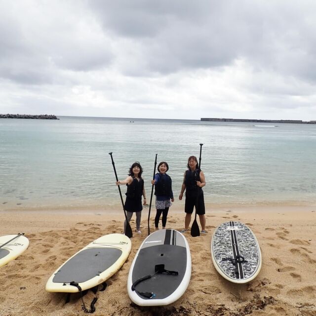2024年4月18日（木）オクマ🏨にご宿泊の女子旅3名様が遊びに来てくれました😍楽しそうで良いですね～🏄‍♀️🏄‍♀️🏄‍♀️西海岸は海が荒れすぎて🌊💦💦サップができず、東海岸まで遊びに行きました✨無事に遊べて安心致しました。💖スタンドアップパドルボードは上手くできましたでしょうか😉楽しめたかな😎（笑）また機会がございましたら、気軽に遊びに来てくださいね😆楽しい沖縄旅行を🌺✨ありがとうございました‼️

【カップル・友達応援🎉】SUP体験コース（2時間）｜世界自然遺産登録＆やんばる国立公園に指定された沖縄本島北部オクマで初めてのスタンドアップパドルボード
https://okuma-navi.net/sup/#sup_1

#sup
#スタンドアップパドル 
#スタンドアップパドルボート 

🌻やんばる国立公園に指定された沖縄本島最北端の国頭村（くにがみそん）奥間（おくま）を中心に、亜熱帯の森やんばるの大自然の魅力を感じていただけるようなマリンアクティビティ・エコツアー、もの作りなど様々なメニューを用意しています。

📸✨全ツアー写真撮影無料
ツアー終了後、後日ファイル転送サービスにて写真をお送りしております📩また、撮影させて頂いたお写真やその他の沖縄でのお好きな写真をエコバッグやTシャツにショップでプリント💖1枚あたり約10分で作れますよ🌈思い出をそのままお持ち帰りください😉割引あり✨
🛒https://okinawa-photogoods.net/

🌴ショップインフォメーション
遠方から来られるお客様も安心してご参加頂けます。ウェットスーツ等のレンタルも無料ですので、持ち物は水着と着替えがあれば手ぶらでオッケーです👌
・受付施設　・更衣室　・シャワー（シャンプー、リンス、ボディーソープ完備）　・タオル　・トイレ　・無料駐車場

🐠✨詳しくはトップ画面のホームページからご覧ください❣️また、各ツアーページにある【体験のお申し込みはコチラ】よりご予約をお願い致します✨空き状況等を確認後、ご予約確認メールをお送りしております😊ご不明な点がございましたらお気軽にご連絡ください。

🥩🍻オクマナビ
炭焼きBBQ🍖 ✨居酒屋🍺✨アグーしゃぶしゃぶ✨

釣った魚を食べたい🐟とういうお客様の声にお答えし飲食店をオープン🥳アグーしゃぶしゃぶや牛もつ鍋、沖縄料理も多数ご用意‼️バーベキューガーデンやウッドデッキにてお食事が可能です🍻沖縄ならではの島野菜やお肉等、お客様に喜んでいただけるようなメニューをご提供しております😆新年会、忘年会、イベント、パーティーなどの貸し切りプランも承ります👌
https://okumanavi-cafe.net

🏝#スタッフ募集 💖💖
マリンアクティビティ、エコツアーのインストラクター、ガイド✨ご興味がございましたら、ご予約の上、一度ショップにお越し頂ければ幸いです✨一緒に楽しんでお客様とゆんたくしていだだけるスタッフを一年中募集中です‼️ぜひ、お願いします✨
https://okuma-navi.net/employment_offers/

#沖縄 #沖縄旅行 #沖縄観光 #沖縄大好き #沖縄北部 #国頭村 #オクマ #奥間 #やんばる #リゾート #マリンショップ #マリンアクティビティ #BBQ #バーベキュー #居酒屋 #オクマが好きな人 #オクマLove #オクマナビ #予約制 #事前予約 #世界自然遺産