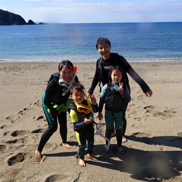 2026年1月5日（月）オクマ🏨ご宿泊の仲良しファミリーが遊びに来てくれました😆お子様はシュノーケリングが初めてで、緊張していましたが、上手に泳げていました✨✨いろいろな魚🐠や珊瑚、ウミヘビも見れていました。天気も良く、やんばるの海を楽しめたかな😉また機会がございましたら、いつでも遊びにお越し下さい😁ありがとうございました✨

【ファミリー・カップル応援🌈】ビーチシュノーケリング🐠✨🐠✨｜世界自然遺産登録＆やんばる国立公園に指定された沖縄本島北部オクマで熱帯魚と一緒に泳ごう‼️気軽にビーチからのんびりシュノーケリング✨※２名様より催行
https://okuma-navi.net/snorkeling/

#ビーチシュノーケリング
#ビーチシュノーケル
#シュノーケリング
#シュノーケル
#泳げた

🌻オクマナビ

公式HP
https://okuma-navi.net

やんばる国立公園に指定された沖縄本島最北端の国頭村（くにがみそん）奥間（おくま）を中心に、亜熱帯の森やんばるの大自然の魅力を感じていただけるようなマリンアクティビティ・エコツアー、もの作りなど様々なメニューを用意しています。

🌴ショップインフォメーション
遠方から来られるお客様も安心してご参加頂けます。ウェットスーツ等のレンタルも無料ですので、持ち物は水着と着替えがあれば手ぶらでオッケーです👌
・受付施設　・更衣室　・シャワー（シャンプー、リンス、ボディーソープ完備）　・タオル　・トイレ　・無料駐車場

🐠✨詳しくはトップ画面のホームページからご覧ください❣️また、各ツアーページにある【体験のお申し込みはコチラ】よりご予約をお願い致します✨空き状況等を確認後、ご予約確認メールをお送りしております😊ご不明な点がございましたらお気軽にご連絡ください。

*****

🍺オクマナビ居酒屋
炭焼きBBQ🍖 
アグーしゃぶしゃぶ
牛もつ鍋
沖縄料理
釣り料理

公式HP
https://okumanavi-cafe.net

@okumanavi_cafe.bbq 

釣った魚を食べたいお客様や、アグーしゃぶしゃぶや牛もつ鍋、沖縄料理も多数ご用意‼️BBQガーデンやウッドデッキにてお食事が可能です🍻沖縄ならではの島野菜やお肉等、お客様に喜んでいただけるようなメニューをご提供しております😆社員旅行、新年会、忘年会、イベント、2次会、パーティーなどの貸し切り飲み放題プランも承ります‼️

*****

🛒オクマナビ公式オンラインショップ
https://okumanavi-shopping.net/

Tシャツ、バッグ、夜光貝アクセサリーを販売中✨夜光貝アクセサリーブランドAOVOY （アオヴォイ）が誕生💎皆様のご愛顧の程、宜しくお願い致します🎁

@okumanavi_onlineshop 
@okuma_greenturban 

****