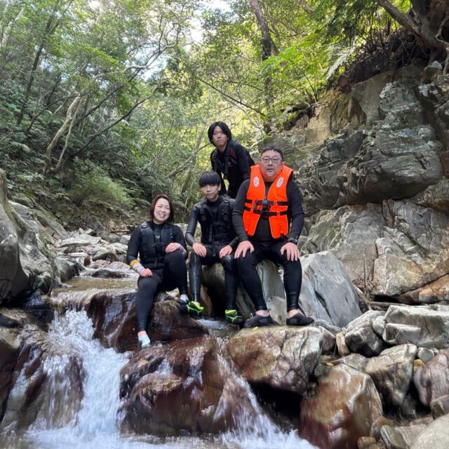 2026年1月9日(金)☀️那覇にご宿泊🏨のご家族がはるばる沖縄本島最北端オクマまで遊びに来てくれました🚗✨朝から混み合っていたようでしたが、無事オクマナビに到着‼️今回はリバートレッキング🌿川の水は少々冷たかったですが🥶貸切のター滝💖初のやんばるで楽しんで頂けましたでしょうか😊またぜひ遊びに来てくださいね👍いつでもお待ちしております。ありがとうございました😍

【ファミリー・グループ・カップル🎊】リバートレッキング🌿✨🌿✨｜世界自然遺産登録＆やんばる国立公園に指定された沖縄本島北部オクマからやんばるおもしろリバートレッキング‼️‼️※２名様より催行
https://okuma-navi.net/river-trekking

#リバートレッキング
#トレッキング
#大宜味村
#ター滝
#家族旅行 

🌻オクマナビ

公式HP
https://okuma-navi.net

やんばる国立公園に指定された沖縄本島最北端の国頭村（くにがみそん）奥間（おくま）を中心に、亜熱帯の森やんばるの大自然の魅力を感じていただけるようなマリンアクティビティ・エコツアー、もの作りなど様々なメニューを用意しています。

🌴ショップインフォメーション
遠方から来られるお客様も安心してご参加頂けます。ウェットスーツ等のレンタルも無料ですので、持ち物は水着と着替えがあれば手ぶらでオッケーです👌
・受付施設　・更衣室　・シャワー（シャンプー、リンス、ボディーソープ完備）　・タオル　・トイレ　・無料駐車場

🐠✨詳しくはトップ画面のホームページからご覧ください❣️また、各ツアーページにある【体験のお申し込みはコチラ】よりご予約をお願い致します✨空き状況等を確認後、ご予約確認メールをお送りしております😊ご不明な点がございましたらお気軽にご連絡ください。

*****

🍺オクマナビ居酒屋
炭焼きBBQ🍖 
アグーしゃぶしゃぶ
牛もつ鍋
沖縄料理
釣り料理

公式HP
https://okumanavi-cafe.net

@okumanavi_cafe.bbq 

釣った魚を食べたいお客様や、アグーしゃぶしゃぶや牛もつ鍋、沖縄料理も多数ご用意‼️BBQガーデンやウッドデッキにてお食事が可能です🍻沖縄ならではの島野菜やお肉等、お客様に喜んでいただけるようなメニューをご提供しております😆社員旅行、新年会、忘年会、イベント、2次会、パーティーなどの貸し切り飲み放題プランも承ります‼️

*****

🛒オクマナビ公式オンラインショップ
https://okumanavi-shopping.net/

Tシャツ、バッグ、夜光貝アクセサリーを販売中✨夜光貝アクセサリーブランドAOVOY （アオヴォイ）が誕生💎皆様のご愛顧の程、宜しくお願い致します🎁

@okumanavi_onlineshop 
@okuma_greenturban 

****