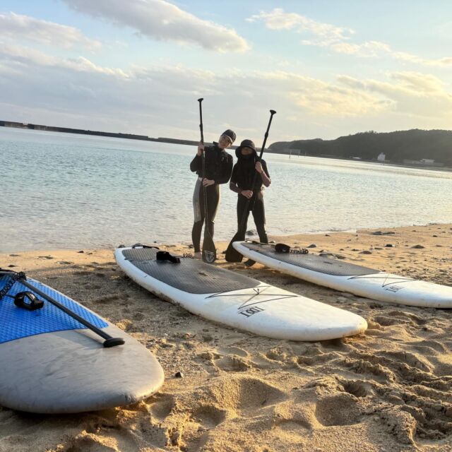 2026年1月13日(火)☀️オクマ🏨にご宿泊のお母様と娘さんが遊びに来てくれました😁🤙今回は、風が少々強く、東海岸でのサップツアー‼️風もなくSUP日和でした👍👍お母様は初めてのSUP㊗️✨✨とても上手に乗りこなせていて、運動神経が良いのかな👏👏また機会がございましたら、ぜひ遊びにお越しくださいね💖いつでもお待ちしております😍😍ありがとうございました‼️

【カップル・友達応援🎊】SUP体験コース（2時間）｜世界自然遺産登録＆やんばる国立公園に指定された沖縄本島北部オクマで初めてのスタンドアップパドルボード🏄🏄‍♀️✨✨
https://okuma-navi.net/sup/

#sup 
#スタンドアップパドルボード
#やんばる 
#サンセット 
#沖縄旅行 

🌻オクマナビ

公式HP
https://okuma-navi.net

やんばる国立公園に指定された沖縄本島最北端の国頭村（くにがみそん）奥間（おくま）を中心に、亜熱帯の森やんばるの大自然の魅力を感じていただけるようなマリンアクティビティ・エコツアー、もの作りなど様々なメニューを用意しています。

🌴ショップインフォメーション
遠方から来られるお客様も安心してご参加頂けます。ウェットスーツ等のレンタルも無料ですので、持ち物は水着と着替えがあれば手ぶらでオッケーです👌
・受付施設　・更衣室　・シャワー（シャンプー、リンス、ボディーソープ完備）　・タオル　・トイレ　・無料駐車場

🐠✨詳しくはトップ画面のホームページからご覧ください❣️また、各ツアーページにある【体験のお申し込みはコチラ】よりご予約をお願い致します✨空き状況等を確認後、ご予約確認メールをお送りしております😊ご不明な点がございましたらお気軽にご連絡ください。

*****

🍺オクマナビ居酒屋
炭焼きBBQ🍖 
アグーしゃぶしゃぶ
牛もつ鍋
沖縄料理
釣り料理

公式HP
https://okumanavi-cafe.net

@okumanavi_cafe.bbq 

釣った魚を食べたいお客様や、アグーしゃぶしゃぶや牛もつ鍋、沖縄料理も多数ご用意‼️BBQガーデンやウッドデッキにてお食事が可能です🍻沖縄ならではの島野菜やお肉等、お客様に喜んでいただけるようなメニューをご提供しております😆社員旅行、新年会、忘年会、イベント、2次会、パーティーなどの貸し切り飲み放題プランも承ります‼️

*****

🛒オクマナビ公式オンラインショップ
https://okumanavi-shopping.net/

Tシャツ、バッグ、夜光貝アクセサリーを販売中✨夜光貝アクセサリーブランドAOVOY （アオヴォイ）が誕生💎皆様のご愛顧の程、宜しくお願い致します🎁

@okumanavi_onlineshop 
@okuma_greenturban 

****