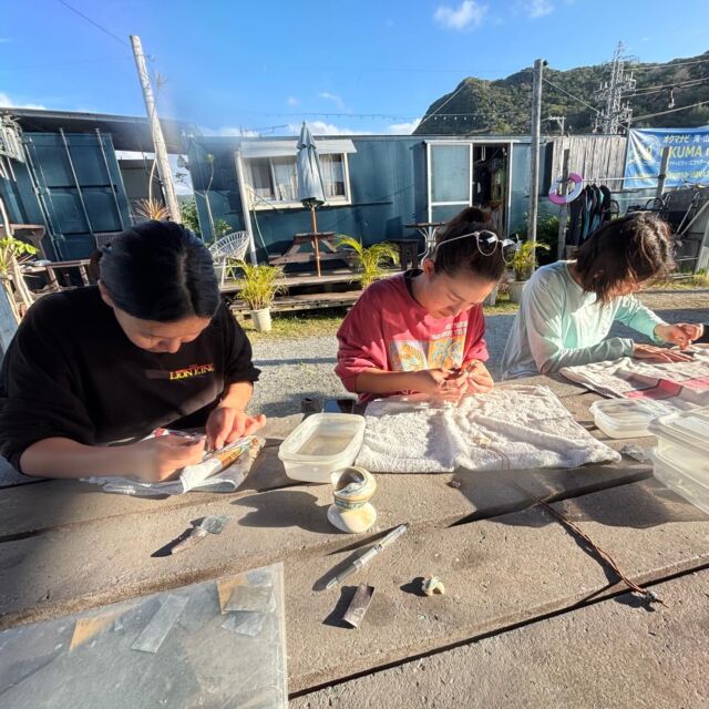 2026年1月18日（日）☀️オクマでのリバートレッキング🌲の後、夜光貝🐚磨き体験にもご参加頂き、皆様ピカピカ✨になるまで一生懸命磨いて頂きました👏また、夜光貝のブレスレットもご購入頂き本当に嬉しいです😆ありがとうございました‼️気に入っていただけたら嬉しいです😍またいつでもお待ちしております✨✨✨

海からの贈り物🎁✨✨沖縄国頭村で採れた天然の夜光貝🐚お守りストラップ作り✨✨願いを込めながらピカピカ✨に磨いて厄除けやお守りアイテムの一つとしていかがでしょうか😉旅の思い出にぴったりです🌟
https://okuma-navi.net/experience/

#夜光貝
#貝
#やんばる 
#国頭村
#沖縄旅行 

🌻オクマナビ

公式HP
https://okuma-navi.net

やんばる国立公園に指定された沖縄本島最北端の国頭村（くにがみそん）奥間（おくま）を中心に、亜熱帯の森やんばるの大自然の魅力を感じていただけるようなマリンアクティビティ・エコツアー、もの作りなど様々なメニューを用意しています。

🌴ショップインフォメーション
遠方から来られるお客様も安心してご参加頂けます。ウェットスーツ等のレンタルも無料ですので、持ち物は水着と着替えがあれば手ぶらでオッケーです👌
・受付施設　・更衣室　・シャワー（シャンプー、リンス、ボディーソープ完備）　・タオル　・トイレ　・無料駐車場

🐠✨詳しくはトップ画面のホームページからご覧ください❣️また、各ツアーページにある【体験のお申し込みはコチラ】よりご予約をお願い致します✨空き状況等を確認後、ご予約確認メールをお送りしております😊ご不明な点がございましたらお気軽にご連絡ください。

*****

🍺オクマナビ居酒屋
炭焼きBBQ🍖 
アグーしゃぶしゃぶ
牛もつ鍋
沖縄料理
釣り料理

公式HP
https://okumanavi-cafe.net

@okumanavi_cafe.bbq 

釣った魚を食べたいお客様や、アグーしゃぶしゃぶや牛もつ鍋、沖縄料理も多数ご用意‼️BBQガーデンやウッドデッキにてお食事が可能です🍻沖縄ならではの島野菜やお肉等、お客様に喜んでいただけるようなメニューをご提供しております😆社員旅行、新年会、忘年会、イベント、2次会、パーティーなどの貸し切り飲み放題プランも承ります‼️

*****

🛒オクマナビ公式オンラインショップ
https://okumanavi-shopping.net/

Tシャツ、バッグ、夜光貝アクセサリーを販売中✨夜光貝アクセサリーブランドAOVOY （アオヴォイ）が誕生💎皆様のご愛顧の程、宜しくお願い致します🎁

@okumanavi_onlineshop 
@okuma_greenturban 

****