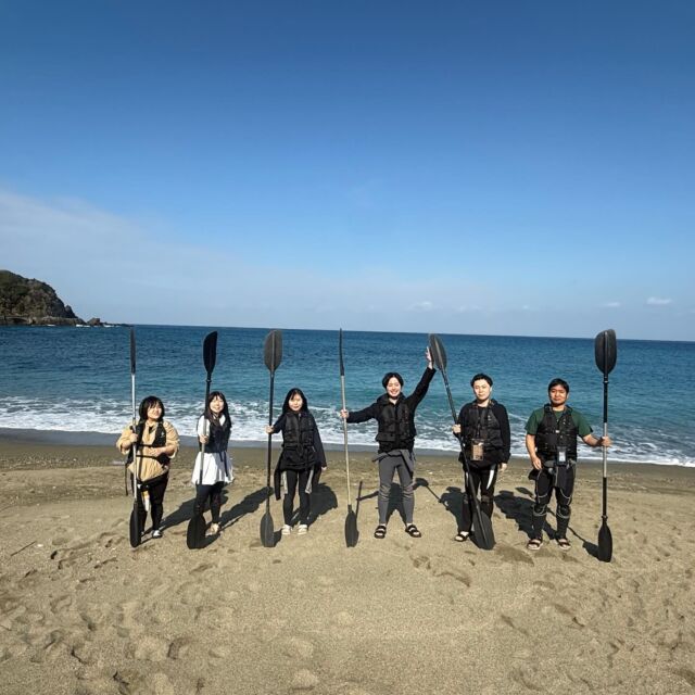 2026年1月26日(月)☀️古宇利島にご宿泊🏨の仲良し6人組が遊びに来てくれました🥰🥰少し波🌊が高かったですが、天候は良く☀️楽しんでいただけましたでしょうか😁ツアー当日が沖縄旅行🌺最終日とのことで最後に遊びつくせたと思います👍また機会がございましたらいつでもお待ちしております😍ありがとうございました‼️

【ファミリー・友達・カップル応援🎉】シーカヤック体験🚣🏽🚣🏽｜世界自然遺産登録＆やんばる国立公園に指定された沖縄本島北部オクマの青い海でシーカヤック体験※２名様より催行✨
https://okuma-navi.net/kayak/

#カヤック 
#シーカヤック 
#国頭村
#やんばる
#海 

🌻オクマナビ

公式HP
https://okuma-navi.net

やんばる国立公園に指定された沖縄本島最北端の国頭村（くにがみそん）奥間（おくま）を中心に、亜熱帯の森やんばるの大自然の魅力を感じていただけるようなマリンアクティビティ・エコツアー、もの作りなど様々なメニューを用意しています。

🌴ショップインフォメーション
遠方から来られるお客様も安心してご参加頂けます。ウェットスーツ等のレンタルも無料ですので、持ち物は水着と着替えがあれば手ぶらでオッケーです👌
・受付施設　・更衣室　・シャワー（シャンプー、リンス、ボディーソープ完備）　・タオル　・トイレ　・無料駐車場

🐠✨詳しくはトップ画面のホームページからご覧ください❣️また、各ツアーページにある【体験のお申し込みはコチラ】よりご予約をお願い致します✨空き状況等を確認後、ご予約確認メールをお送りしております😊ご不明な点がございましたらお気軽にご連絡ください。

*****

🍺オクマナビ居酒屋
炭焼きBBQ🍖 
アグーしゃぶしゃぶ
牛もつ鍋
沖縄料理
釣り料理

公式HP
https://okumanavi-cafe.net

@okumanavi_cafe.bbq 

釣った魚を食べたいお客様や、アグーしゃぶしゃぶや牛もつ鍋、沖縄料理も多数ご用意‼️BBQガーデンやウッドデッキにてお食事が可能です🍻沖縄ならではの島野菜やお肉等、お客様に喜んでいただけるようなメニューをご提供しております😆社員旅行、新年会、忘年会、イベント、2次会、パーティーなどの貸し切り飲み放題プランも承ります‼️

*****

🛒オクマナビ公式オンラインショップ
https://okumanavi-shopping.net/

Tシャツ、バッグ、夜光貝アクセサリーを販売中✨夜光貝アクセサリーブランドAOVOY （アオヴォイ）が誕生💎皆様のご愛顧の程、宜しくお願い致します🎁

@okumanavi_onlineshop 
@okuma_greenturban 

****