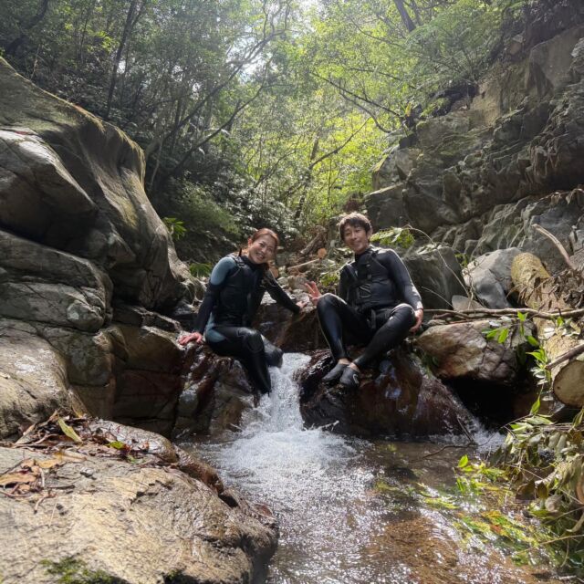 2026年2月13日（金）☀️仲良しご夫婦が遊びに来てくれました💖昼間はポカポカ日和の沖縄でしたが✨ター滝はやっぱり涼しかったでしょうか😉この時期は人も少なく、貸切状態⁉️（笑）夏よりも水がやっぱり綺麗ですね～✨マイナスイオンがただよってます👏また機会がございましたら、ぜひお越しくださいね😆1年中お待ちしております✨ありがとうございました🌺✨

【ファミリー・グループ・カップル🎊】リバートレッキング🌿✨🌿✨｜世界自然遺産登録＆やんばる国立公園に指定された沖縄本島北部オクマからやんばるおもしろリバートレッキング‼️‼️※２名様より催行
https://okuma-navi.net/river-trekking

#沖縄
#トレッキング
#リバートレッキング
#やんばる
#オクマナビ

🌻オクマナビ

公式HP
https://okuma-navi.net

やんばる国立公園に指定された沖縄本島最北端の国頭村（くにがみそん）奥間（おくま）を中心に、亜熱帯の森やんばるの大自然の魅力を感じていただけるようなマリンアクティビティ・エコツアー、もの作りなど様々なメニューを用意しています。

🌴ショップインフォメーション
遠方から来られるお客様も安心してご参加頂けます。ウェットスーツ等のレンタルも無料ですので、持ち物は水着と着替えがあれば手ぶらでオッケーです👌
・受付施設　・更衣室　・シャワー（シャンプー、リンス、ボディーソープ完備）　・タオル　・トイレ　・無料駐車場

🐠✨詳しくはトップ画面のホームページからご覧ください❣️また、各ツアーページにある【体験のお申し込みはコチラ】よりご予約をお願い致します✨空き状況等を確認後、ご予約確認メールをお送りしております😊ご不明な点がございましたらお気軽にご連絡ください。

*****

🍺オクマナビ居酒屋
炭焼きBBQ🍖 
アグーしゃぶしゃぶ
牛もつ鍋
沖縄料理
釣り料理

公式HP
https://okumanavi-cafe.net

@okumanavi_cafe.bbq 

釣った魚を食べたいお客様や、アグーしゃぶしゃぶや牛もつ鍋、沖縄料理も多数ご用意‼️BBQガーデンやウッドデッキにてお食事が可能です🍻沖縄ならではの島野菜やお肉等、お客様に喜んでいただけるようなメニューをご提供しております😆社員旅行、新年会、忘年会、イベント、2次会、パーティーなどの貸し切り飲み放題プランも承ります‼️

*****

🛒オクマナビ公式オンラインショップ
https://okumanavi-shopping.net/

Tシャツ、バッグ、夜光貝アクセサリーを販売中✨夜光貝アクセサリーブランドAOVOY （アオヴォイ）が誕生💎皆様のご愛顧の程、宜しくお願い致します🎁

@okumanavi_onlineshop 
@okuma_greenturban 

****