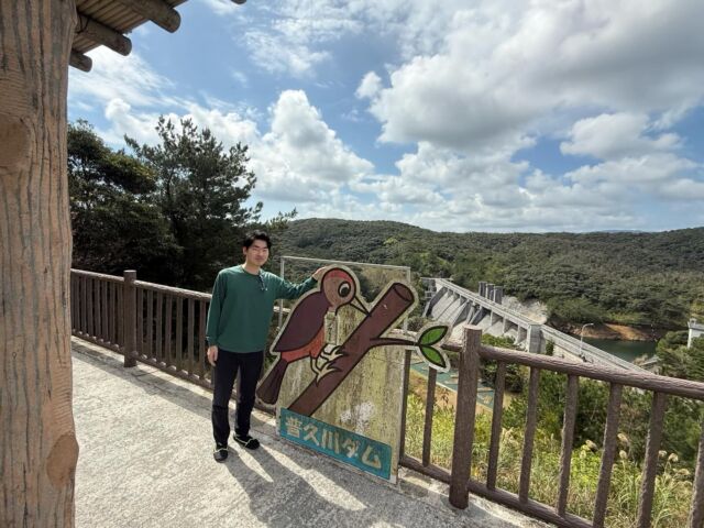 2026年2月22日（日）名護にご宿泊🏨のお客さんが前日予約で遊びに来てくれました‼️野生のヤンバルクイナを探そうツアー✨✨こちらのツアーはお一人様でもご参加可能です👌皆様もぜひ💖今回は、残念ながら野生のヤンバルクイナは見れず、何度もカラス🐦‍⬛と見間違えながら楽しんで頂きました✨✨最後にヤンバルクイナ展示学習施設のアイドルのクー太(ヤンバルクイナ)が、ファンサービスしてくれました😉（ファンサービスとは翼を広げたり、カメラ目線📸‼️）また遊びに来てくれるとのことで、一年中お待ちしております😆ありがとうございました🌺

天然記念物の野性のヤンバルクイナ探し体験‼️沖縄最北端の国頭村を巡る🌲
https://okuma-navi.net/nature/

#ヤンバルクイナ 
#野生
#やんばる世界自然遺産 
#やんばる 
#一人旅 

🌻オクマナビ

公式HP
https://okuma-navi.net

やんばる国立公園に指定された沖縄本島最北端の国頭村（くにがみそん）奥間（おくま）を中心に、亜熱帯の森やんばるの大自然の魅力を感じていただけるようなマリンアクティビティ・エコツアー、もの作りなど様々なメニューを用意しています。

🌴ショップインフォメーション
遠方から来られるお客様も安心してご参加頂けます。ウェットスーツ等のレンタルも無料ですので、持ち物は水着と着替えがあれば手ぶらでオッケーです👌
・受付施設　・更衣室　・シャワー（シャンプー、リンス、ボディーソープ完備）　・タオル　・トイレ　・無料駐車場

🐠✨詳しくはトップ画面のホームページからご覧ください❣️また、各ツアーページにある【体験のお申し込みはコチラ】よりご予約をお願い致します✨空き状況等を確認後、ご予約確認メールをお送りしております😊ご不明な点がございましたらお気軽にご連絡ください。

*****

🍺オクマナビ居酒屋
炭焼きBBQ🍖 
アグーしゃぶしゃぶ
牛もつ鍋
沖縄料理
釣り料理

公式HP
https://okumanavi-cafe.net

@okumanavi_cafe.bbq 

釣った魚を食べたいお客様や、アグーしゃぶしゃぶや牛もつ鍋、沖縄料理も多数ご用意‼️BBQガーデンやウッドデッキにてお食事が可能です🍻沖縄ならではの島野菜やお肉等、お客様に喜んでいただけるようなメニューをご提供しております😆社員旅行、新年会、忘年会、イベント、2次会、パーティーなどの貸し切り飲み放題プランも承ります‼️

*****

🛒オクマナビ公式オンラインショップ
https://okumanavi-shopping.net/

Tシャツ、バッグ、夜光貝アクセサリーを販売中✨夜光貝アクセサリーブランドAOVOY （アオヴォイ）が誕生💎皆様のご愛顧の程、宜しくお願い致します🎁

@okumanavi_onlineshop 
@okuma_greenturban 

****