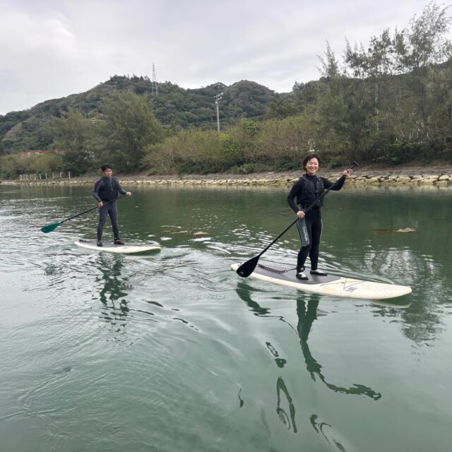 2026年3月9日(月)☁️オクマ🏨にご宿泊の仲良し🥰ご夫婦が遊びに来てくれました✨✨今回は、風が強く💨河口でのSUP🏄となりました‼️奥様は普段、湖でSUPをやっているとのことで海でのSUPはなかなか難しかったと思いますが楽しんで頂けましたでしょうか😎また機会がございましたら、いつでもお待ちしております👍ありがとうございました🙌

【カップル・友達応援🎊】SUP体験コース（2時間）｜世界自然遺産登録＆やんばる国立公園に指定された沖縄本島北部オクマで初めてのスタンドアップパドルボード🏄‍♂️🏄‍♀️✨✨
https://okuma-navi.net/sup/

#スタンドアップパドルボード 
#サップ
#sup
#青い海
#青い空

🌻オクマナビ

公式HP
https://okuma-navi.net

やんばる国立公園に指定された沖縄本島最北端の国頭村（くにがみそん）奥間（おくま）を中心に、亜熱帯の森やんばるの大自然の魅力を感じていただけるようなマリンアクティビティ・エコツアー、もの作りなど様々なメニューを用意しています。

🌴ショップインフォメーション
遠方から来られるお客様も安心してご参加頂けます。ウェットスーツ等のレンタルも無料ですので、持ち物は水着と着替えがあれば手ぶらでオッケーです👌
・受付施設　・更衣室　・シャワー（シャンプー、リンス、ボディーソープ完備）　・タオル　・トイレ　・無料駐車場

🐠✨詳しくはトップ画面のホームページからご覧ください❣️また、各ツアーページにある【体験のお申し込みはコチラ】よりご予約をお願い致します✨空き状況等を確認後、ご予約確認メールをお送りしております😊ご不明な点がございましたらお気軽にご連絡ください。

*****

🍺オクマナビ居酒屋
炭焼きBBQ🍖 
アグーしゃぶしゃぶ
牛もつ鍋
沖縄料理
釣り料理

公式HP
https://okumanavi-cafe.net

@okumanavi_cafe.bbq 

釣った魚を食べたいお客様や、アグーしゃぶしゃぶや牛もつ鍋、沖縄料理も多数ご用意‼️BBQガーデンやウッドデッキにてお食事が可能です🍻沖縄ならではの島野菜やお肉等、お客様に喜んでいただけるようなメニューをご提供しております😆社員旅行、新年会、忘年会、イベント、2次会、パーティーなどの貸し切り飲み放題プランも承ります‼️

*****

🛒オクマナビ公式オンラインショップ
https://okumanavi-shopping.net/

Tシャツ、バッグ、夜光貝アクセサリーを販売中✨夜光貝アクセサリーブランドAOVOY （アオヴォイ）が誕生💎皆様のご愛顧の程、宜しくお願い致します🎁

@okumanavi_onlineshop 
@okuma_greenturban 

****