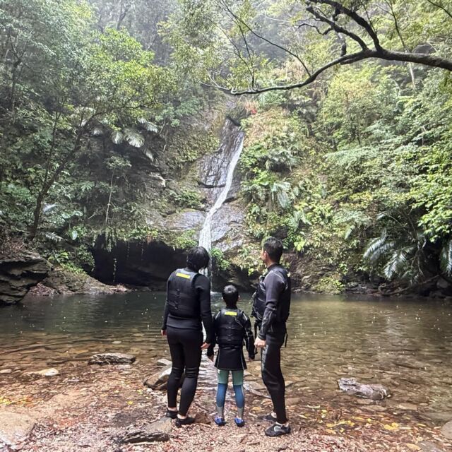 2026年3月19日(木)オクマ🏨にご宿泊の仲良し😍ファミリーが遊びに来てくれました✨今回は、顔がNGとの事で後ろ姿でとっておきの写真をピックアップさせて頂きました💖良い感じの写真ですね😉お子様は人見知りと言う事でしたが、無事楽しんで頂けたかな👍次回また機会がございましたら、ター滝に遊びに行きましょう‼️ター滝も楽しいですよ🌿ありがとうございました✨✨

【ファミリー・グループ・カップル🎊】リバートレッキング🌿✨🌿✨｜世界自然遺産登録＆やんばる国立公園に指定された沖縄本島北部オクマからやんばるおもしろリバートレッキング‼️‼️※２名様より催行
https://okuma-navi.net/river-trekking

🌻オクマナビ

公式HP
https://okuma-navi.net

やんばる国立公園に指定された沖縄本島最北端の国頭村（くにがみそん）奥間（おくま）を中心に、亜熱帯の森やんばるの大自然の魅力を感じていただけるようなマリンアクティビティ・エコツアー、もの作りなど様々なメニューを用意しています。

🌴ショップインフォメーション
遠方から来られるお客様も安心してご参加頂けます。ウェットスーツ等のレンタルも無料ですので、持ち物は水着と着替えがあれば手ぶらでオッケーです👌
・受付施設　・更衣室　・シャワー（シャンプー、リンス、ボディーソープ完備）　・タオル　・トイレ　・無料駐車場

🐠✨詳しくはトップ画面のホームページからご覧ください❣️また、各ツアーページにある【体験のお申し込みはコチラ】よりご予約をお願い致します✨空き状況等を確認後、ご予約確認メールをお送りしております😊ご不明な点がございましたらお気軽にご連絡ください。

*****

🍺オクマナビ居酒屋
炭焼きBBQ🍖 
アグーしゃぶしゃぶ
牛もつ鍋
沖縄料理
釣り料理

公式HP
https://okumanavi-cafe.net

@okumanavi_cafe.bbq 

釣った魚を食べたいお客様や、アグーしゃぶしゃぶや牛もつ鍋、沖縄料理も多数ご用意‼️BBQガーデンやウッドデッキにてお食事が可能です🍻沖縄ならではの島野菜やお肉等、お客様に喜んでいただけるようなメニューをご提供しております😆社員旅行、新年会、忘年会、イベント、2次会、パーティーなどの貸し切り飲み放題プランも承ります‼️

*****

🛒オクマナビ公式オンラインショップ
https://okumanavi-shopping.net/

Tシャツ、バッグ、夜光貝アクセサリーを販売中✨夜光貝アクセサリーブランドAOVOY （アオヴォイ）が誕生💎皆様のご愛顧の程、宜しくお願い致します🎁

@okumanavi_onlineshop 
@okuma_greenturban 

****
