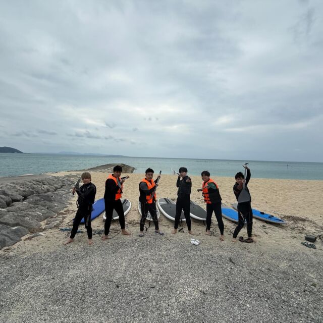 2026年3月29日(日)前日予約で元気いっぱいメンズ6人組が遊びに来てくれました‼️今回は、風💨向きが悪く河口でのSUPとなりましたが楽しんで頂けましたでしょうか🏄‍♂️🏄‍♂️🏄‍♂️🏄‍♂️🏄‍♂️🏄‍♂️✨河口で流されてみたりと楽しそうな写真ばかりですね😝また機会がございましたら、また遊びに来てね😍楽しい沖縄旅行を🌺✨ありがとうございました🙌

【カップル・友達応援🎊】SUP体験コース（2時間）｜世界自然遺産登録＆やんばる国立公園に指定された沖縄本島北部オクマで初めてのスタンドアップパドルボード🏄‍♂️🏄‍♂️🏄‍♂️🏄‍♂️🏄‍♂️🏄‍♂️✨✨
https://okuma-navi.net/sup/sup_1

#河口
#SUP
#スタンドアップパドルボード
#国頭村
#やんばる

🌻オクマナビ

公式HP
https://okuma-navi.net

やんばる国立公園に指定された沖縄本島最北端の国頭村（くにがみそん）奥間（おくま）を中心に、亜熱帯の森やんばるの大自然の魅力を感じていただけるようなマリンアクティビティ・エコツアー、もの作りなど様々なメニューを用意しています。

🌴ショップインフォメーション
遠方から来られるお客様も安心してご参加頂けます。ウェットスーツ等のレンタルも無料ですので、持ち物は水着と着替えがあれば手ぶらでオッケーです👌
・受付施設　・更衣室　・シャワー（シャンプー、リンス、ボディーソープ完備）　・タオル　・トイレ　・無料駐車場

🐠✨詳しくはトップ画面のホームページからご覧ください❣️また、各ツアーページにある【体験のお申し込みはコチラ】よりご予約をお願い致します✨空き状況等を確認後、ご予約確認メールをお送りしております😊ご不明な点がございましたらお気軽にご連絡ください。

*****

🍺オクマナビ居酒屋
炭焼きBBQ🍖 
アグーしゃぶしゃぶ
牛もつ鍋
沖縄料理
釣り料理

公式HP
https://okumanavi-cafe.net

@okumanavi_cafe.bbq 

釣った魚を食べたいお客様や、アグーしゃぶしゃぶや牛もつ鍋、沖縄料理も多数ご用意‼️BBQガーデンやウッドデッキにてお食事が可能です🍻沖縄ならではの島野菜やお肉等、お客様に喜んでいただけるようなメニューをご提供しております😆社員旅行、新年会、忘年会、イベント、2次会、パーティーなどの貸し切り飲み放題プランも承ります‼️

*****

🛒オクマナビ公式オンラインショップ
https://okumanavi-shopping.net/

Tシャツ、バッグ、夜光貝アクセサリーを販売中✨夜光貝アクセサリーブランドAOVOY （アオヴォイ）が誕生💎皆様のご愛顧の程、宜しくお願い致します🎁

@okumanavi_onlineshop 
@okuma_greenturban 

****