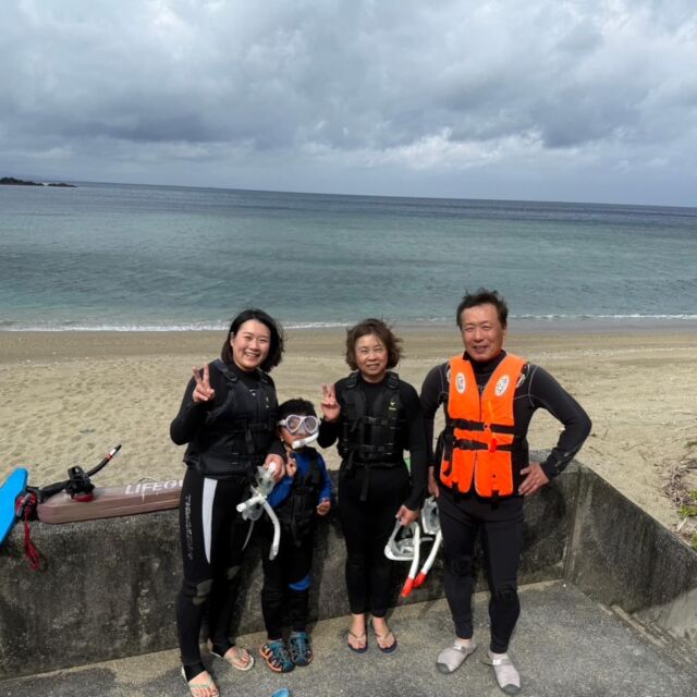 2026年3月30日(月)オクマ🏨にご宿泊の仲良しファミリーが遊びに来てくれました😍😍この時期は少しひんやりしますが透明度は良く👍おすすめです‼️たくさんの生き物がみれたようで楽しんで頂けましたでしょうか😁😁また機会がございましたらいつでもお待ちしております🤙ありがとうございました🙌🙌

【ファミリー・カップル応援🌈】ビーチシュノーケリング🐠✨🐠✨｜世界自然遺産登録＆やんばる国立公園に指定された沖縄本島北部オクマで熱帯魚と一緒に泳ごう‼️気軽にビーチからのんびりシュノーケリング✨※２名様より催行
https://okuma-navi.net/snorkeling/snorkeling_1

#シュノーケリング
#海
#ウミヘビ
#国頭村
#やんばる

🌻オクマナビ

公式HP
https://okuma-navi.net

やんばる国立公園に指定された沖縄本島最北端の国頭村（くにがみそん）奥間（おくま）を中心に、亜熱帯の森やんばるの大自然の魅力を感じていただけるようなマリンアクティビティ・エコツアー、もの作りなど様々なメニューを用意しています。

🌴ショップインフォメーション
遠方から来られるお客様も安心してご参加頂けます。ウェットスーツ等のレンタルも無料ですので、持ち物は水着と着替えがあれば手ぶらでオッケーです👌
・受付施設　・更衣室　・シャワー（シャンプー、リンス、ボディーソープ完備）　・タオル　・トイレ　・無料駐車場

🐠✨詳しくはトップ画面のホームページからご覧ください❣️また、各ツアーページにある【体験のお申し込みはコチラ】よりご予約をお願い致します✨空き状況等を確認後、ご予約確認メールをお送りしております😊ご不明な点がございましたらお気軽にご連絡ください。

*****

🍺オクマナビ居酒屋
炭焼きBBQ🍖 
アグーしゃぶしゃぶ
牛もつ鍋
沖縄料理
釣り料理

公式HP
https://okumanavi-cafe.net

@okumanavi_cafe.bbq 

釣った魚を食べたいお客様や、アグーしゃぶしゃぶや牛もつ鍋、沖縄料理も多数ご用意‼️BBQガーデンやウッドデッキにてお食事が可能です🍻沖縄ならではの島野菜やお肉等、お客様に喜んでいただけるようなメニューをご提供しております😆社員旅行、新年会、忘年会、イベント、2次会、パーティーなどの貸し切り飲み放題プランも承ります‼️

*****

🛒オクマナビ公式オンラインショップ
https://okumanavi-shopping.net/

Tシャツ、バッグ、夜光貝アクセサリーを販売中✨夜光貝アクセサリーブランドAOVOY （アオヴォイ）が誕生💎皆様のご愛顧の程、宜しくお願い致します🎁

@okumanavi_onlineshop 
@okuma_greenturban 

****