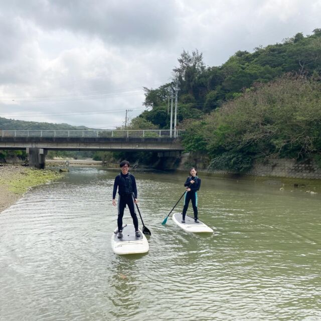 2026年3月31日(火)オクマにご宿泊🏨お母様と息子さんが遊びに来てくれました😍海は風が強く💨川でのSUPとなりました‼️お二人とも初の🏄‍♂️🏄‍♀️SUPとのことで川の中は穏やかで気持ちよくクルージングできましたね😁😁また機会がございましたらいつでもお待ちしております👍ありがとうございました🙌🙌

【カップル・友達応援🎊】SUP体験コース（2時間）｜世界自然遺産登録＆やんばる国立公園に指定された沖縄本島北部オクマで初めてのスタンドアップパドルボード🏄‍♂️🏄‍♀️✨✨
https://okuma-navi.net/sup/sup_1

#SUP
#スタンドアップパドルボード
#リバーサップ 
#国頭村
#やんばる

🌻オクマナビ

公式HP
https://okuma-navi.net

やんばる国立公園に指定された沖縄本島最北端の国頭村（くにがみそん）奥間（おくま）を中心に、亜熱帯の森やんばるの大自然の魅力を感じていただけるようなマリンアクティビティ・エコツアー、もの作りなど様々なメニューを用意しています。

🌴ショップインフォメーション
遠方から来られるお客様も安心してご参加頂けます。ウェットスーツ等のレンタルも無料ですので、持ち物は水着と着替えがあれば手ぶらでオッケーです👌
・受付施設　・更衣室　・シャワー（シャンプー、リンス、ボディーソープ完備）　・タオル　・トイレ　・無料駐車場

🐠✨詳しくはトップ画面のホームページからご覧ください❣️また、各ツアーページにある【体験のお申し込みはコチラ】よりご予約をお願い致します✨空き状況等を確認後、ご予約確認メールをお送りしております😊ご不明な点がございましたらお気軽にご連絡ください。

*****

🍺オクマナビ居酒屋
炭焼きBBQ🍖 
アグーしゃぶしゃぶ
牛もつ鍋
沖縄料理
釣り料理

公式HP
https://okumanavi-cafe.net

@okumanavi_cafe.bbq 

釣った魚を食べたいお客様や、アグーしゃぶしゃぶや牛もつ鍋、沖縄料理も多数ご用意‼️BBQガーデンやウッドデッキにてお食事が可能です🍻沖縄ならではの島野菜やお肉等、お客様に喜んでいただけるようなメニューをご提供しております😆社員旅行、新年会、忘年会、イベント、2次会、パーティーなどの貸し切り飲み放題プランも承ります‼️

*****

🛒オクマナビ公式オンラインショップ
https://okumanavi-shopping.net/

Tシャツ、バッグ、夜光貝アクセサリーを販売中✨夜光貝アクセサリーブランドAOVOY （アオヴォイ）が誕生💎皆様のご愛顧の程、宜しくお願い致します🎁

@okumanavi_onlineshop 
@okuma_greenturban 

****