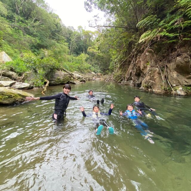 2026年3月27日(金)ACCOCLW OKINAWA🏨にご宿泊の仲良し❤️ファミリーが遊びに来てくれました‼️沖縄には何度も来ているようですがやんばる🌿には初めて来たとの事、初のやんばるで癒されていただけましたでしょうか🥰また、機会がございましたらいつでもお待ちしております‼️ありがとうございました🙌🤙

オクマのスピリチュアル的な秘境の滝🌿やんばるの山を探検🕵🏻‍♂️心の癒し＆冒険たっぷりのリバートレッキング😆
https://okuma-navi.net/river-trekking/

#リバトレ 
#リバートレッキング 
#沖縄アクティビティ 
#やんばる 
#国頭村

🌻オクマナビ

公式HP
https://okuma-navi.net

やんばる国立公園に指定された沖縄本島最北端の国頭村（くにがみそん）奥間（おくま）を中心に、亜熱帯の森やんばるの大自然の魅力を感じていただけるようなマリンアクティビティ・エコツアー、もの作りなど様々なメニューを用意しています。

🌴ショップインフォメーション
遠方から来られるお客様も安心してご参加頂けます。ウェットスーツ等のレンタルも無料ですので、持ち物は水着と着替えがあれば手ぶらでオッケーです👌
・受付施設　・更衣室　・シャワー（シャンプー、リンス、ボディーソープ完備）　・タオル　・トイレ　・無料駐車場

🐠✨詳しくはトップ画面のホームページからご覧ください❣️また、各ツアーページにある【体験のお申し込みはコチラ】よりご予約をお願い致します✨空き状況等を確認後、ご予約確認メールをお送りしております😊ご不明な点がございましたらお気軽にご連絡ください。

*****

🍺オクマナビ居酒屋
炭焼きBBQ🍖 
アグーしゃぶしゃぶ
牛もつ鍋
沖縄料理
釣り料理

公式HP
https://okumanavi-cafe.net

@okumanavi_cafe.bbq 

釣った魚を食べたいお客様や、アグーしゃぶしゃぶや牛もつ鍋、沖縄料理も多数ご用意‼️BBQガーデンやウッドデッキにてお食事が可能です🍻沖縄ならではの島野菜やお肉等、お客様に喜んでいただけるようなメニューをご提供しております😆社員旅行、新年会、忘年会、イベント、2次会、パーティーなどの貸し切り飲み放題プランも承ります‼️

*****

🛒オクマナビ公式オンラインショップ
https://okumanavi-shopping.net/

Tシャツ、バッグ、夜光貝アクセサリーを販売中✨夜光貝アクセサリーブランドAOVOY （アオヴォイ）が誕生💎皆様のご愛顧の程、宜しくお願い致します🎁

@okumanavi_onlineshop 
@okuma_greenturban 

****