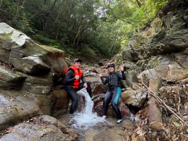 2026年3月23日(月)オクマ🏨にご宿泊の仲良し😍ご夫婦が遊びに来てくれました✨気温も上がってきて水温が気持ちよくなってきましたね‼️今回は北部に来られるのが初めてとのことで、ヤンバルの自然を存分に楽しんで頂けましたでしょうか💖やんばるの空気と水に癒される時間でしたね🌿✨また沖縄にお越しの際は、ぜひ遊びに来てください‼️いつでもお待ちしております。ありがとうございました😊

【ファミリー・グループ・カップル🎊】リバートレッキング🌿✨🌿✨｜世界自然遺産登録＆やんばる国立公園に指定された沖縄本島北部オクマからやんばるおもしろリバートレッキング‼️‼️※２名様より催行
https://okuma-navi.net/river-trekking

#リハトレ 
#リバートレッキング 
#沖縄アクティビティ 
#やんばる 
#ター滝

🌻オクマナビ

公式HP
https://okuma-navi.net

やんばる国立公園に指定された沖縄本島最北端の国頭村（くにがみそん）奥間（おくま）を中心に、亜熱帯の森やんばるの大自然の魅力を感じていただけるようなマリンアクティビティ・エコツアー、もの作りなど様々なメニューを用意しています。

🌴ショップインフォメーション
遠方から来られるお客様も安心してご参加頂けます。ウェットスーツ等のレンタルも無料ですので、持ち物は水着と着替えがあれば手ぶらでオッケーです👌
・受付施設　・更衣室　・シャワー（シャンプー、リンス、ボディーソープ完備）　・タオル　・トイレ　・無料駐車場

🐠✨詳しくはトップ画面のホームページからご覧ください❣️また、各ツアーページにある【体験のお申し込みはコチラ】よりご予約をお願い致します✨空き状況等を確認後、ご予約確認メールをお送りしております😊ご不明な点がございましたらお気軽にご連絡ください。

*****

🍺オクマナビ居酒屋
炭焼きBBQ🍖 
アグーしゃぶしゃぶ
牛もつ鍋
沖縄料理
釣り料理

公式HP
https://okumanavi-cafe.net

@okumanavi_cafe.bbq 

釣った魚を食べたいお客様や、アグーしゃぶしゃぶや牛もつ鍋、沖縄料理も多数ご用意‼️BBQガーデンやウッドデッキにてお食事が可能です🍻沖縄ならではの島野菜やお肉等、お客様に喜んでいただけるようなメニューをご提供しております😆社員旅行、新年会、忘年会、イベント、2次会、パーティーなどの貸し切り飲み放題プランも承ります‼️

*****

🛒オクマナビ公式オンラインショップ
https://okumanavi-shopping.net/

Tシャツ、バッグ、夜光貝アクセサリーを販売中✨夜光貝アクセサリーブランドAOVOY （アオヴォイ）が誕生💎皆様のご愛顧の程、宜しくお願い致します🎁

@okumanavi_onlineshop 
@okuma_greenturban 

****