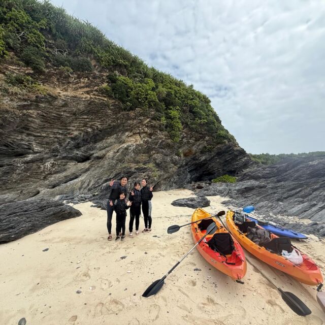 2026年3月27日(金)オクマ🏨にご宿泊の仲良しファミリーが遊びに来てくれました‼️かなり久しぶりの無人島ツアーでしたので無事行くことができ安心しました👍青い海でのカヤックは楽しんで頂けましたでしょうか😁😁また、機会がございましたらいつでもお待ちしております🤙🤙ありがとうございました🌺

【カップル・友達応援🎊】無人島へ行こう✨SUP&シュノーケリング🏄‍♂️🏄‍♀️｜世界自然遺産登録＆やんばる国立公園に指定された沖縄本島北部 ※２名様より催行✨
https://okuma-navi.net/sup/

#沖縄旅行
#家族旅行
#国頭村
#やんばる
#無人島

🌻オクマナビ

公式HP
https://okuma-navi.net

やんばる国立公園に指定された沖縄本島最北端の国頭村（くにがみそん）奥間（おくま）を中心に、亜熱帯の森やんばるの大自然の魅力を感じていただけるようなマリンアクティビティ・エコツアー、もの作りなど様々なメニューを用意しています。

🌴ショップインフォメーション
遠方から来られるお客様も安心してご参加頂けます。ウェットスーツ等のレンタルも無料ですので、持ち物は水着と着替えがあれば手ぶらでオッケーです👌
・受付施設　・更衣室　・シャワー（シャンプー、リンス、ボディーソープ完備）　・タオル　・トイレ　・無料駐車場

🐠✨詳しくはトップ画面のホームページからご覧ください❣️また、各ツアーページにある【体験のお申し込みはコチラ】よりご予約をお願い致します✨空き状況等を確認後、ご予約確認メールをお送りしております😊ご不明な点がございましたらお気軽にご連絡ください。

*****

🍺オクマナビ居酒屋
炭焼きBBQ🍖 
アグーしゃぶしゃぶ
牛もつ鍋
沖縄料理
釣り料理

公式HP
https://okumanavi-cafe.net

@okumanavi_cafe.bbq 

釣った魚を食べたいお客様や、アグーしゃぶしゃぶや牛もつ鍋、沖縄料理も多数ご用意‼️BBQガーデンやウッドデッキにてお食事が可能です🍻沖縄ならではの島野菜やお肉等、お客様に喜んでいただけるようなメニューをご提供しております😆社員旅行、新年会、忘年会、イベント、2次会、パーティーなどの貸し切り飲み放題プランも承ります‼️

*****

🛒オクマナビ公式オンラインショップ
https://okumanavi-shopping.net/

Tシャツ、バッグ、夜光貝アクセサリーを販売中✨夜光貝アクセサリーブランドAOVOY （アオヴォイ）が誕生💎皆様のご愛顧の程、宜しくお願い致します🎁

@okumanavi_onlineshop 
@okuma_greenturban 

****