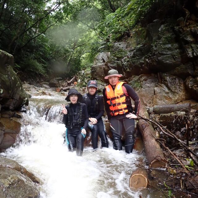 2026年4月6日(日)オクマにご宿泊の🏨仲良しファミリーが遊びに来てくれました‼️今回は雨上がり後のター滝で、いつもより増水しており迫力がすごかったですね😎👍息子さんは生き物が好きとの事でトカゲ🦎やカニからたくさんの生き物が見れて楽しんで頂けましたでしょうか😁😁また機会がございましたらいつでもお待ちしております🤙🤙ありがとうございました🙌🙌

【ファミリー・グループ・カップル🎊】リバートレッキング🌿✨🌿✨｜世界自然遺産登録＆やんばる国立公園に指定された沖縄本島北部オクマからやんばるおもしろリバートレッキング‼️‼️※２名様より催行
https://okuma-navi.net/river-trekking

#シュノーケリング
#リバートレッキング
#ター滝
#国頭村
#やんばる

🌻オクマナビ

公式HP
https://okuma-navi.net

やんばる国立公園に指定された沖縄本島最北端の国頭村（くにがみそん）奥間（おくま）を中心に、亜熱帯の森やんばるの大自然の魅力を感じていただけるようなマリンアクティビティ・エコツアー、もの作りなど様々なメニューを用意しています。

🌴ショップインフォメーション
遠方から来られるお客様も安心してご参加頂けます。ウェットスーツ等のレンタルも無料ですので、持ち物は水着と着替えがあれば手ぶらでオッケーです👌
・受付施設　・更衣室　・シャワー（シャンプー、リンス、ボディーソープ完備）　・タオル　・トイレ　・無料駐車場

🐠✨詳しくはトップ画面のホームページからご覧ください❣️また、各ツアーページにある【体験のお申し込みはコチラ】よりご予約をお願い致します✨空き状況等を確認後、ご予約確認メールをお送りしております😊ご不明な点がございましたらお気軽にご連絡ください。

*****

🍺オクマナビ居酒屋
炭焼きBBQ🍖 
アグーしゃぶしゃぶ
牛もつ鍋
沖縄料理
釣り料理

公式HP
https://okumanavi-cafe.net

@okumanavi_cafe.bbq 

釣った魚を食べたいお客様や、アグーしゃぶしゃぶや牛もつ鍋、沖縄料理も多数ご用意‼️BBQガーデンやウッドデッキにてお食事が可能です🍻沖縄ならではの島野菜やお肉等、お客様に喜んでいただけるようなメニューをご提供しております😆社員旅行、新年会、忘年会、イベント、2次会、パーティーなどの貸し切り飲み放題プランも承ります‼️

*****

🛒オクマナビ公式オンラインショップ
https://okumanavi-shopping.net/

Tシャツ、バッグ、夜光貝アクセサリーを販売中✨夜光貝アクセサリーブランドAOVOY （アオヴォイ）が誕生💎皆様のご愛顧の程、宜しくお願い致します🎁

@okumanavi_onlineshop 
@okuma_greenturban 

****