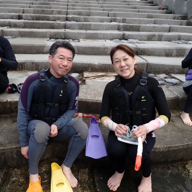 2026年4月11日(土)2年前にボートシュノーケリング🤿にご参加いただいたご夫婦👩‍❤️‍👨がまた、遊びに来てくれました‼️今回は、ビーチシュノーケリング🤿となりましたが楽しんで頂けましたでしょうか😁😁また、機会がありましたらぜひ、国頭村の綺麗な✨海に潜りましょう🤙🤙ありがとうございました‼️

【ファミリー・カップル応援🌈】ビーチシュノーケリング🐠✨🐠✨｜世界自然遺産登録＆やんばる国立公園に指定された沖縄本島北部オクマで熱帯魚と一緒に泳ごう‼️気軽にビーチからのんびりシュノーケリング✨※２名様より催行
https://okuma-navi.net/snorkeling/#snorkeling_1

#シュノーケリング
#クマノミ
#ウミヘビ
熱帯魚

🌻オクマナビ

公式HP
https://okuma-navi.net

やんばる国立公園に指定された沖縄本島最北端の国頭村（くにがみそん）奥間（おくま）を中心に、亜熱帯の森やんばるの大自然の魅力を感じていただけるようなマリンアクティビティ・エコツアー、もの作りなど様々なメニューを用意しています。

🌴ショップインフォメーション
遠方から来られるお客様も安心してご参加頂けます。ウェットスーツ等のレンタルも無料ですので、持ち物は水着と着替えがあれば手ぶらでオッケーです👌
・受付施設　・更衣室　・シャワー（シャンプー、リンス、ボディーソープ完備）　・タオル　・トイレ　・無料駐車場

🐠✨詳しくはトップ画面のホームページからご覧ください❣️また、各ツアーページにある【体験のお申し込みはコチラ】よりご予約をお願い致します✨空き状況等を確認後、ご予約確認メールをお送りしております😊ご不明な点がございましたらお気軽にご連絡ください。

*****

🍺オクマナビ居酒屋
炭焼きBBQ🍖 
アグーしゃぶしゃぶ
牛もつ鍋
沖縄料理
釣り料理

公式HP
https://okumanavi-cafe.net

@okumanavi_cafe.bbq 

釣った魚を食べたいお客様や、アグーしゃぶしゃぶや牛もつ鍋、沖縄料理も多数ご用意‼️BBQガーデンやウッドデッキにてお食事が可能です🍻沖縄ならではの島野菜やお肉等、お客様に喜んでいただけるようなメニューをご提供しております😆社員旅行、新年会、忘年会、イベント、2次会、パーティーなどの貸し切り飲み放題プランも承ります‼️

*****

🛒オクマナビ公式オンラインショップ
https://okumanavi-shopping.net/

Tシャツ、バッグ、夜光貝アクセサリーを販売中✨夜光貝アクセサリーブランドAOVOY （アオヴォイ）が誕生💎皆様のご愛顧の程、宜しくお願い致します🎁

@okumanavi_onlineshop 
@okuma_greenturban 

****